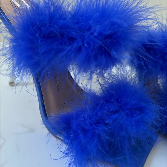 Azalea Wang Blue Feather Faux Fur Clear Heel Sandals Size 8.5 - Picture 4 of 15